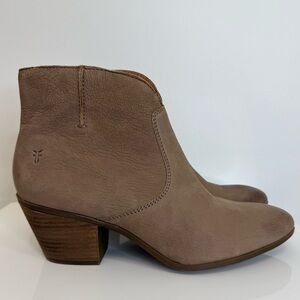 Frye Jennifer Taupe Gray Soft Nubuck Leather Western Ankle Boot Women’s Size 10